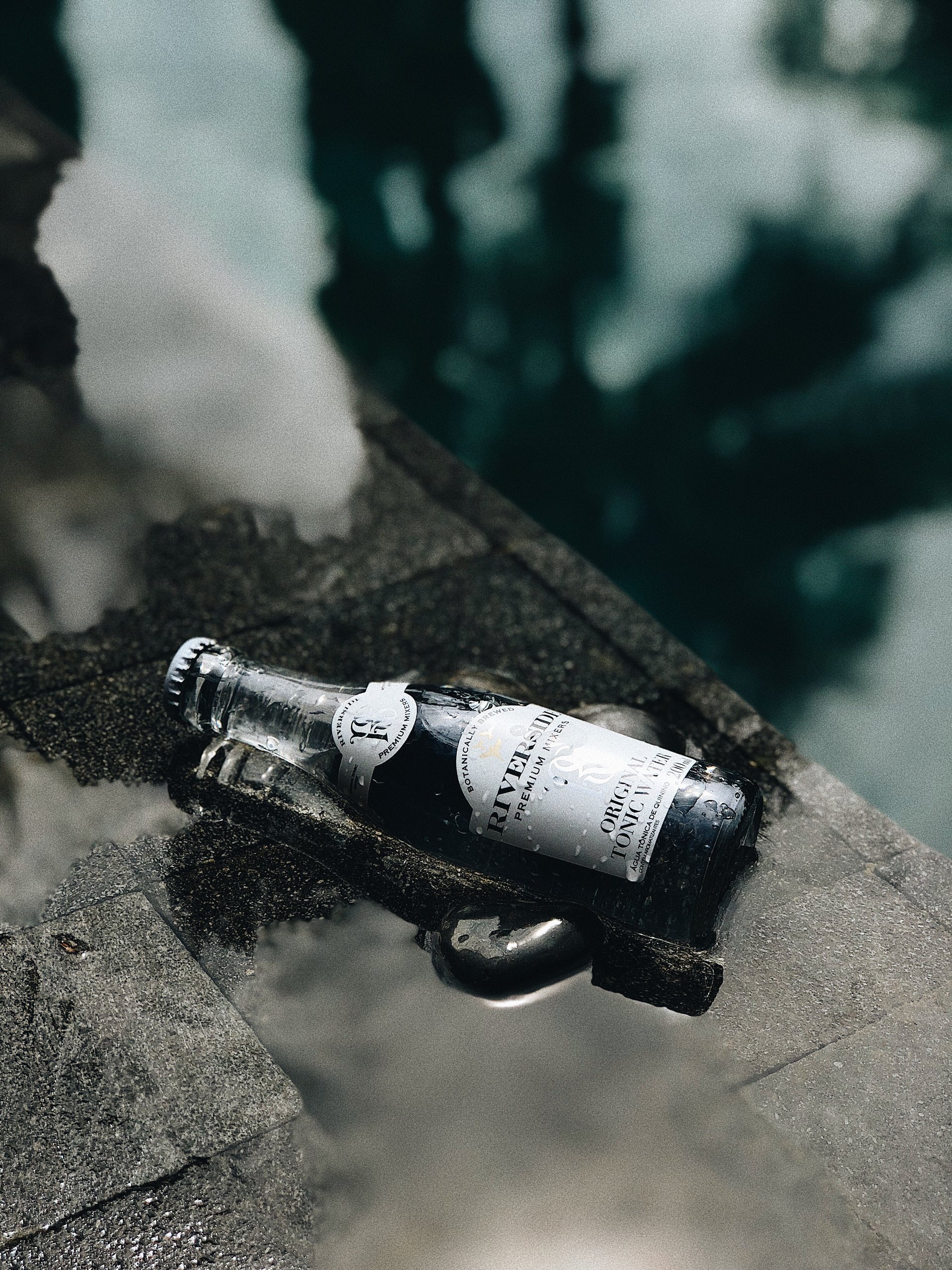 Riverside Premium Mixers — atmosfera de consumo à beira da piscina